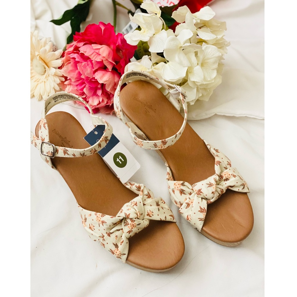 Universal Thread | Floral Heeled Sandals - Picture 2 of 7